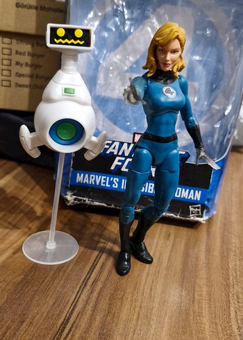 MARVEL LEGENDS INVISIBLE WOMAN