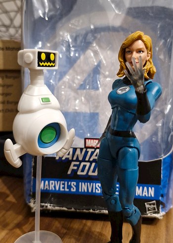 MARVEL LEGENDS INVISIBLE WOMAN
