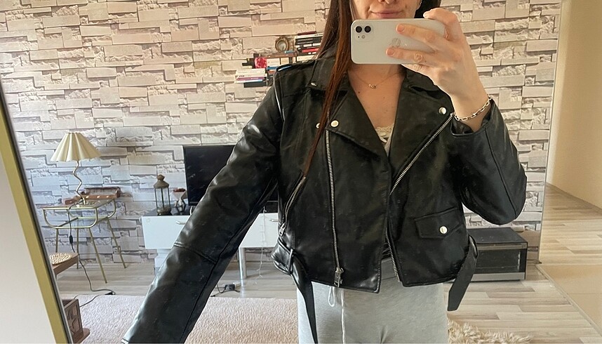 Pull and Bear Xl fakat kalıbı kucuk oldugu ıcın xs ve s bedene daha iyi oluyor