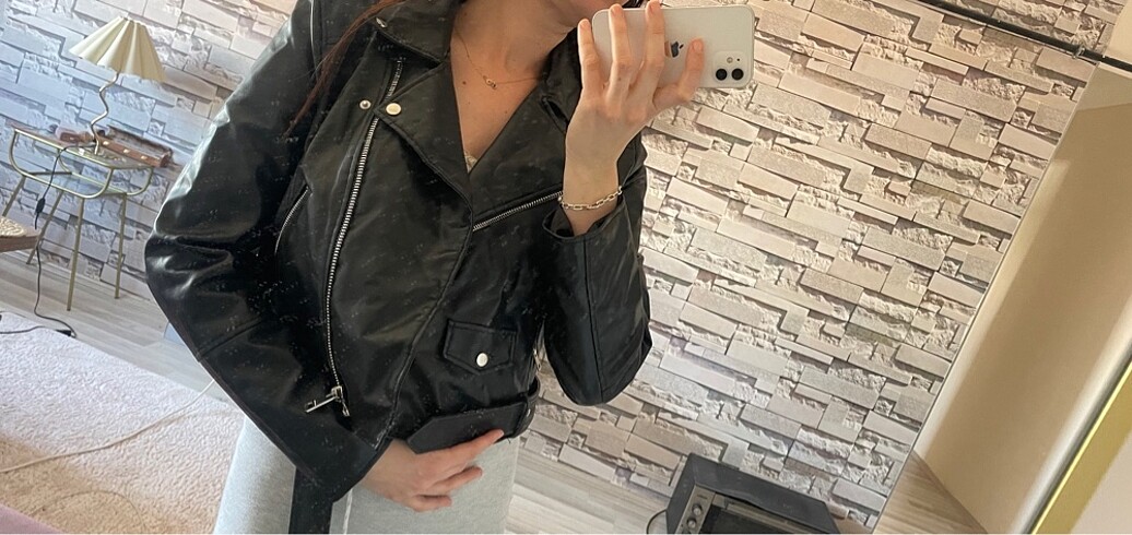 xl Beden siyah Renk Xl fakat kalıbı kucuk oldugu ıcın xs ve s bedene daha iyi oluyor