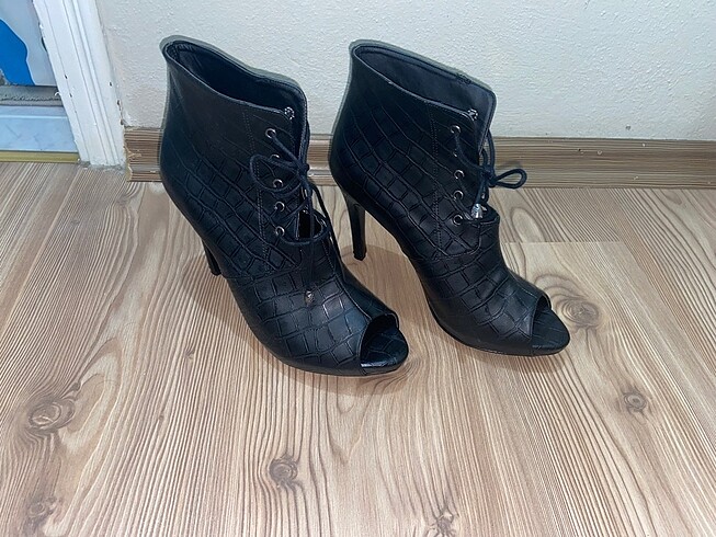 Ucu kesik topuklu bağcıklı şık boti - Görsel 3