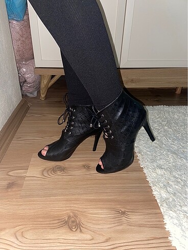 Ucu kesik topuklu bağcıklı şık boti - Görsel 2