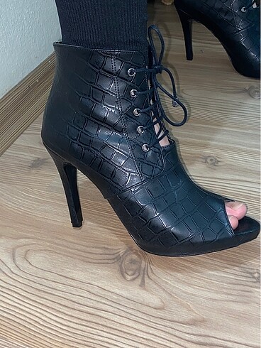 Ucu kesik topuklu bağcıklı şık boti - Görsel 8