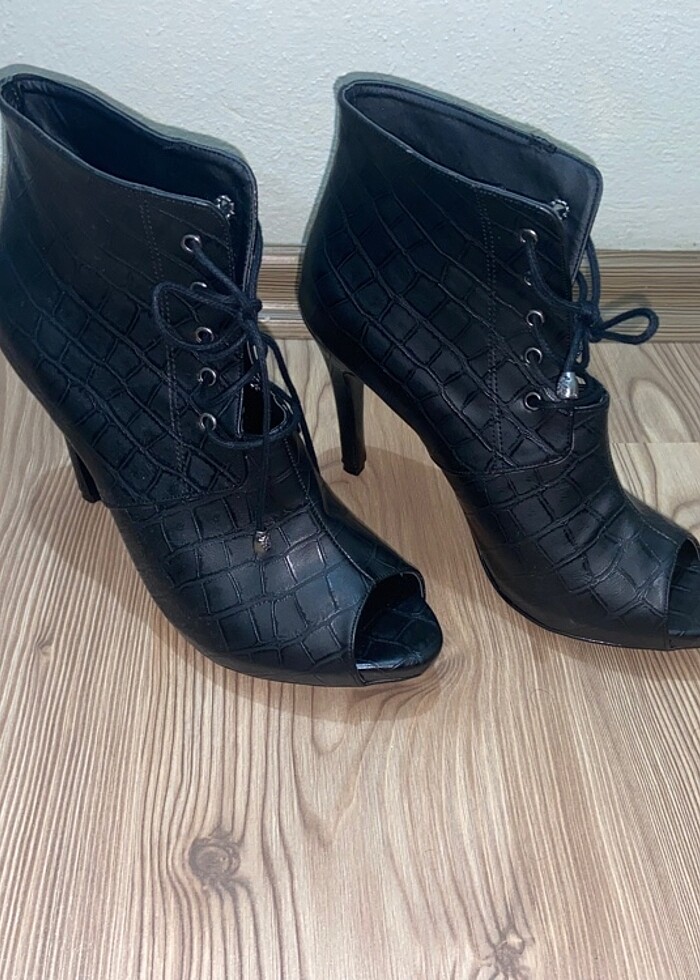 Ucu kesik topuklu bağcıklı şık boti - Görsel 3