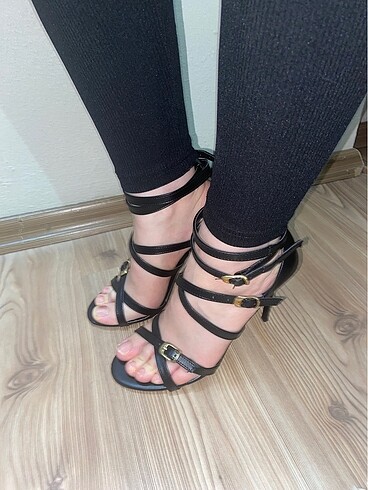 Bantlı şık topuklu ayakkabı - Görsel 2