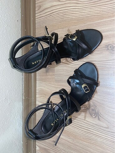 Bantlı şık topuklu ayakkabı - Görsel 3