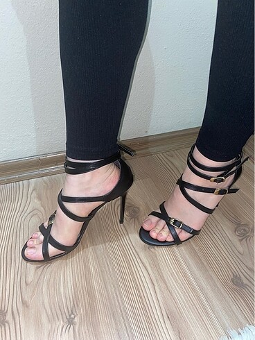 Bantlı şık topuklu ayakkabı - Görsel 9