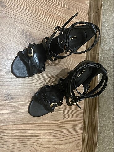 Bantlı şık topuklu ayakkabı - Görsel 5