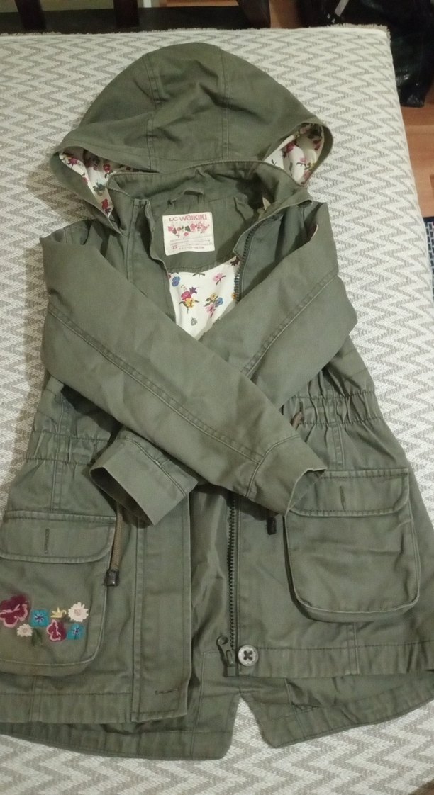 Gri Kapüşonlu Nakışlı Kız Montu - Görsel 3