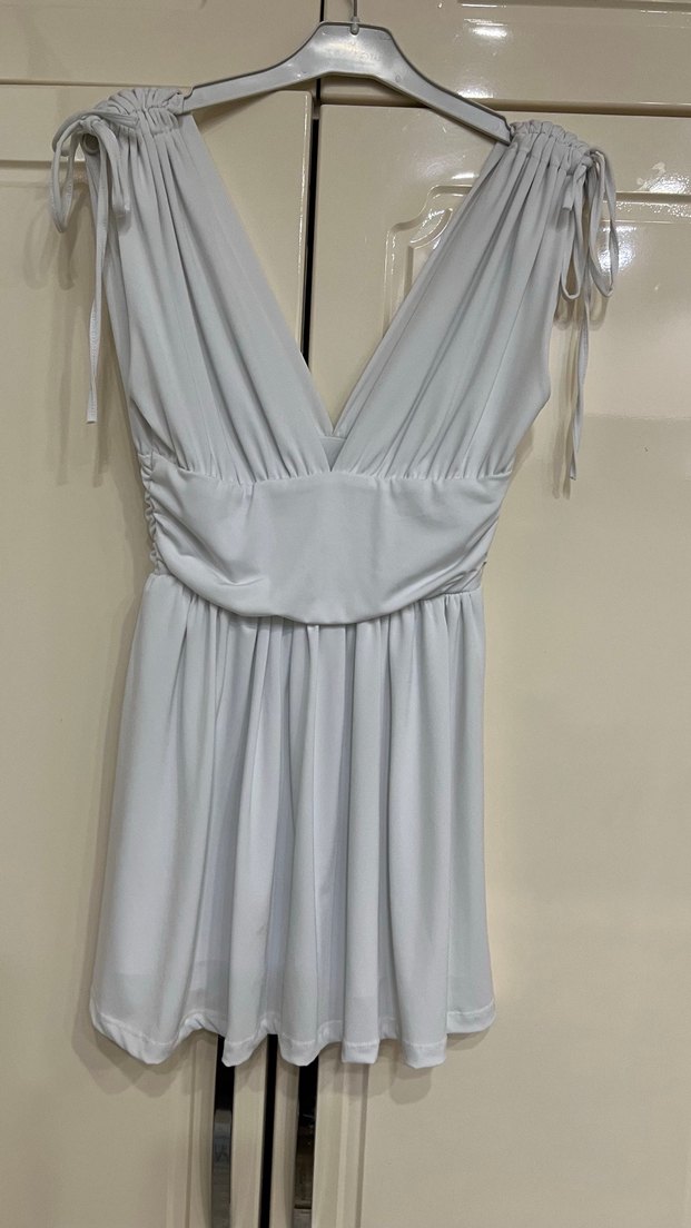 V Yaka Beyaz Mini Drapeli Elbise - Görsel 2