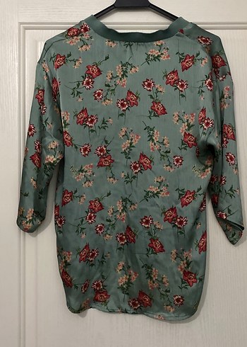 Bohem V Yaka Düğmeli Desenli Bluz - Görsel 4