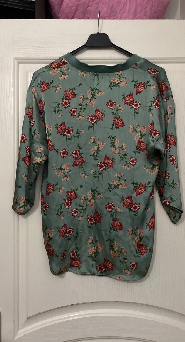 Bohem V Yaka Düğmeli Desenli Bluz - Görsel 4