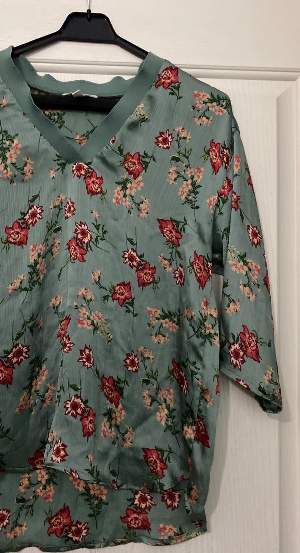 Bohem V Yaka Düğmeli Desenli Bluz - Görsel 2