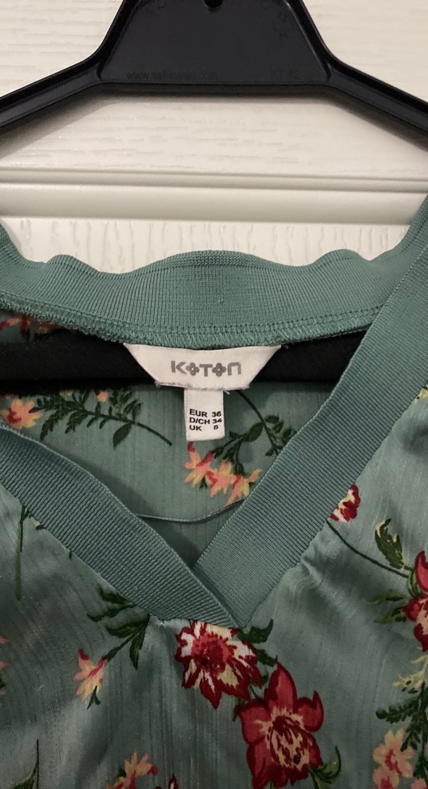 Bohem V Yaka Düğmeli Desenli Bluz - Görsel 3