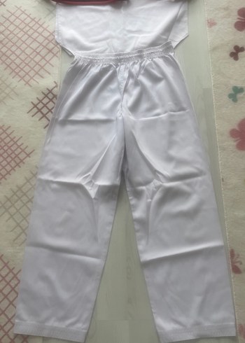 Beyaz V Yakalı Çocuk Takımı - Görsel 2