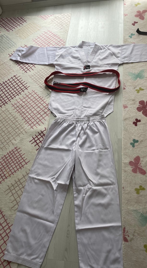 Beyaz V Yakalı Çocuk Takımı - Görsel 4