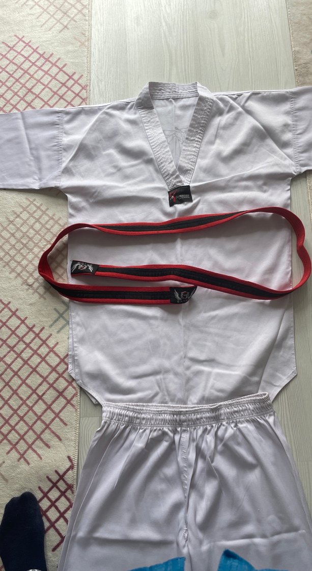 Beyaz V Yakalı Çocuk Takımı - Görsel 3