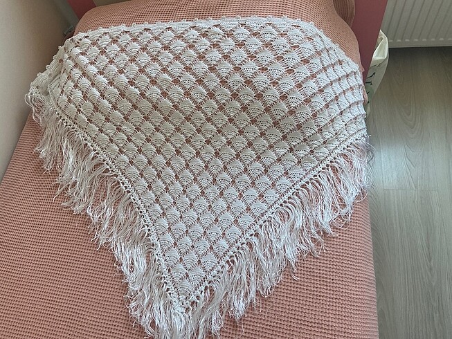 El yapılı dantel şal