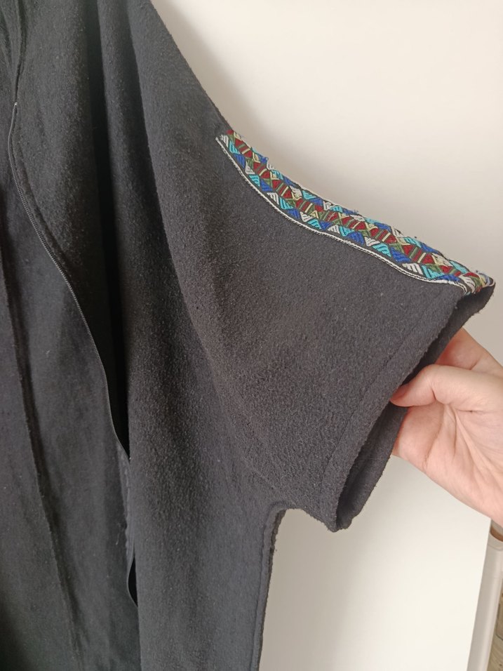 Nakış Detaylı Siyah Uzun kaşe yelek - Görsel 3