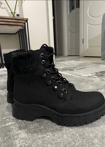 39 Beden Siyah Kürklü Kadın Dolgu Topuk Bot