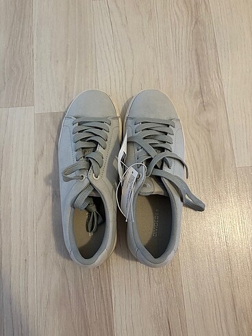 Etiketli H&M sneaker