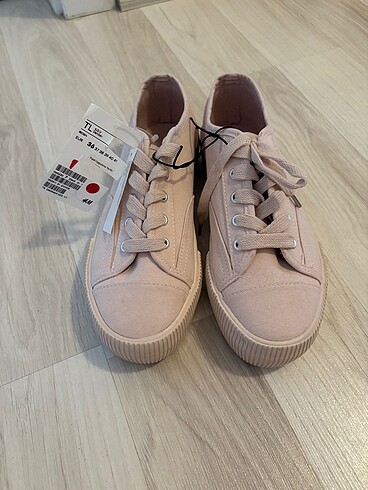 Etiketli H&M sneaker