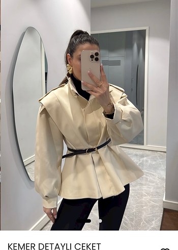 Kemer Detaylı Bej Deri Kısa Trençkot