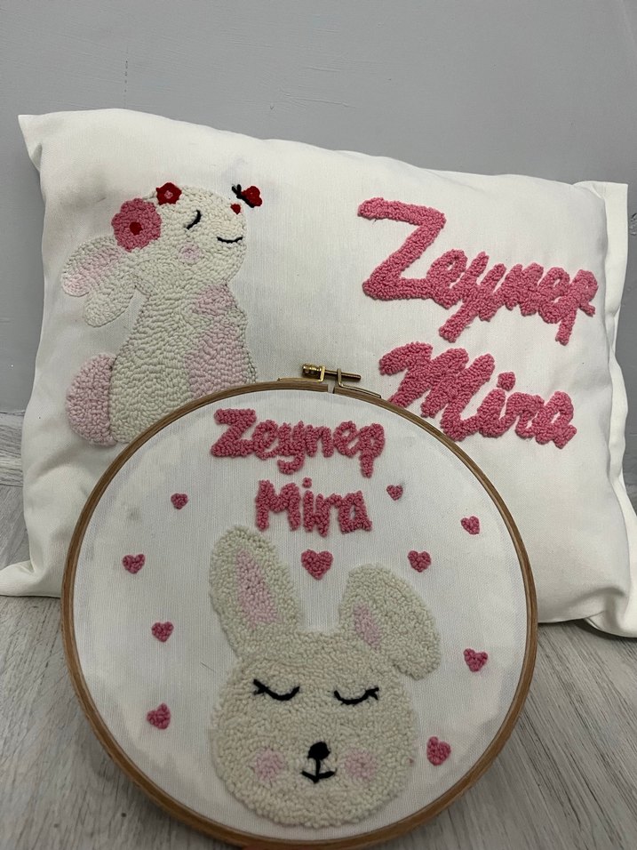 Bebekler İçin Nakışlı Pembe Yastık Kılıfı ve Duvar,Kapı Süsü - Görsel 2