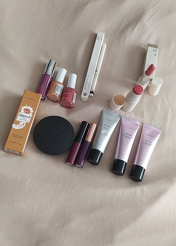 Bej ve Açık Tonlu Makyaj Ürünleri Seti - Görsel 3