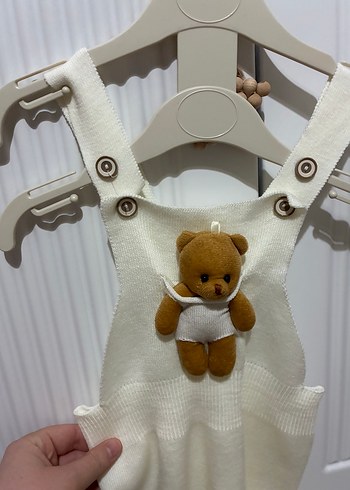 Beyaz Örgü Askılı Bebek Tulumu - Görsel 2