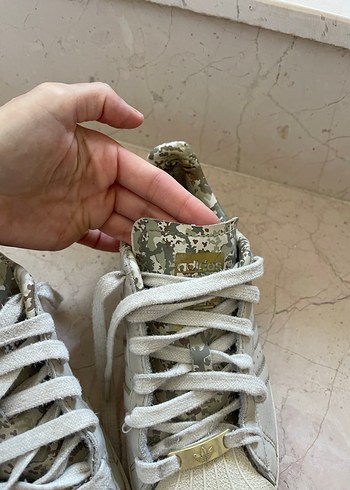 Yılan Desenli Beyaz Spor Ayakkabı - Görsel 2