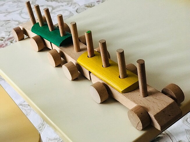 Ahşap oyuncak tren . Takıp çıkarmalı . Sağlıklı . Tertemiz .