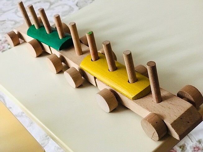 Diğer Ahşap oyuncak tren . Takıp çıkarmalı . Sağlıklı . Tertemiz .