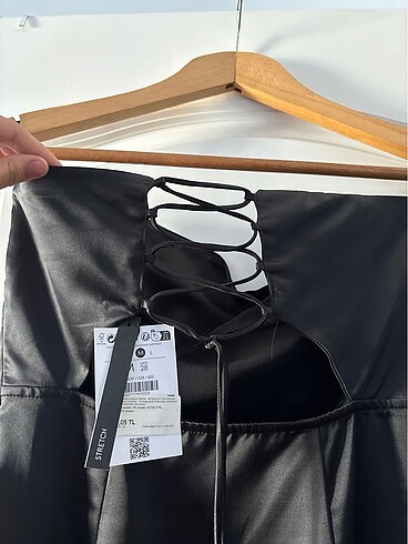 m Beden Bershka siyah saten elbise