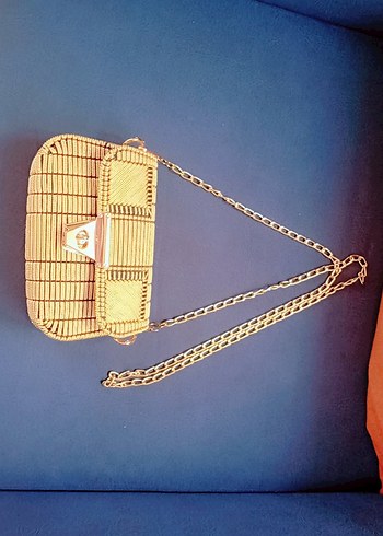 Zincir Detaylı Parlak Altın Rengi Kadın Çanta - Görsel 3