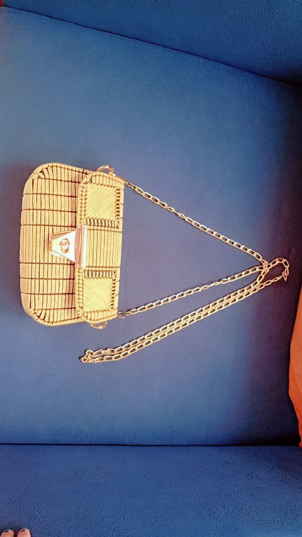 Zincir Detaylı Parlak Altın Rengi Kadın Çanta - Görsel 3