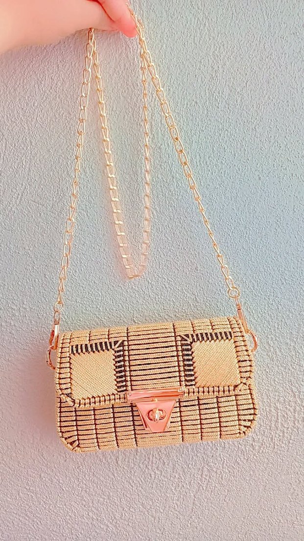 Zincir Detaylı Parlak Altın Rengi Kadın Çanta - Görsel 2