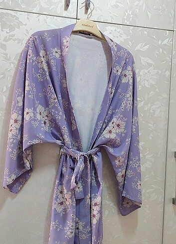 Mor çiçekli kimono