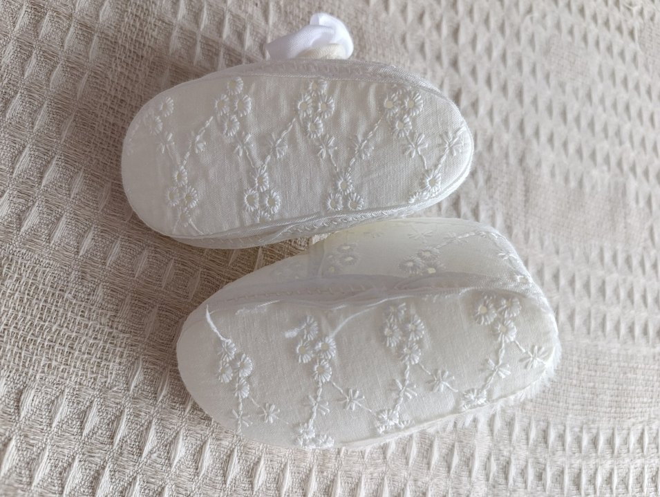 Beyaz Nakışlı Kız Bebek İlk Adım Ayakkabısı - Görsel 2