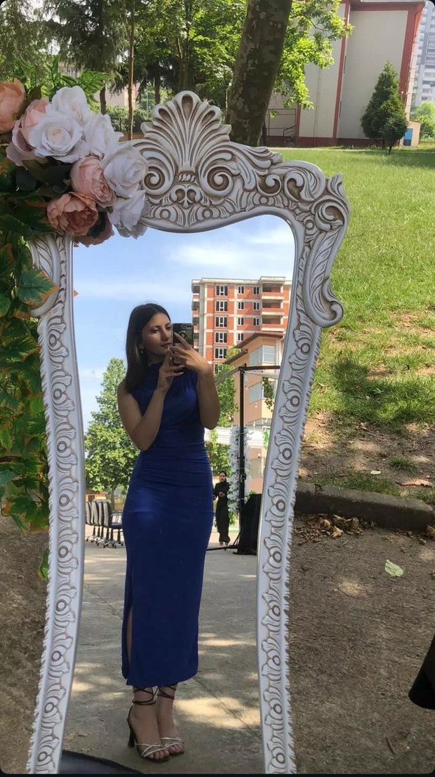 Mavi Drapeli Yüksek Yakalı Uzun Elbise - Görsel 2