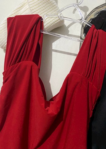 Drapeli Kırmızı Uzun Straplez Elbise - Görsel 3