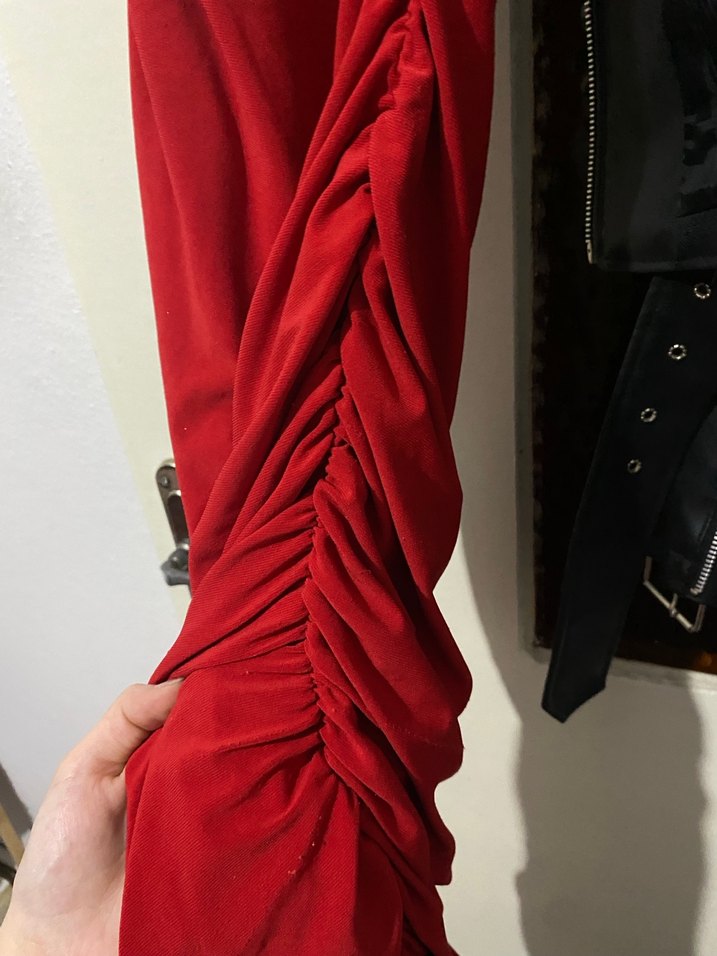 Drapeli Kırmızı Uzun Straplez Elbise - Görsel 4