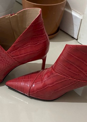 Zara Kırmızı Parlak Yılan Desenli Stiletto Bot