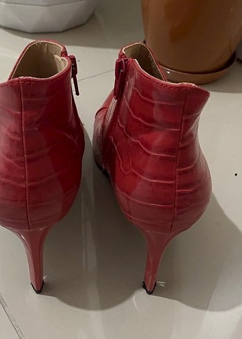 41 Beden Kırmızı Parlak Yılan Desenli Stiletto Bot