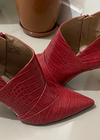 Kırmızı Parlak Yılan Desenli Stiletto Bot