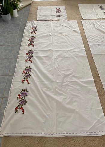 Yastık kılıfı ve karyola eteği (set olarak )