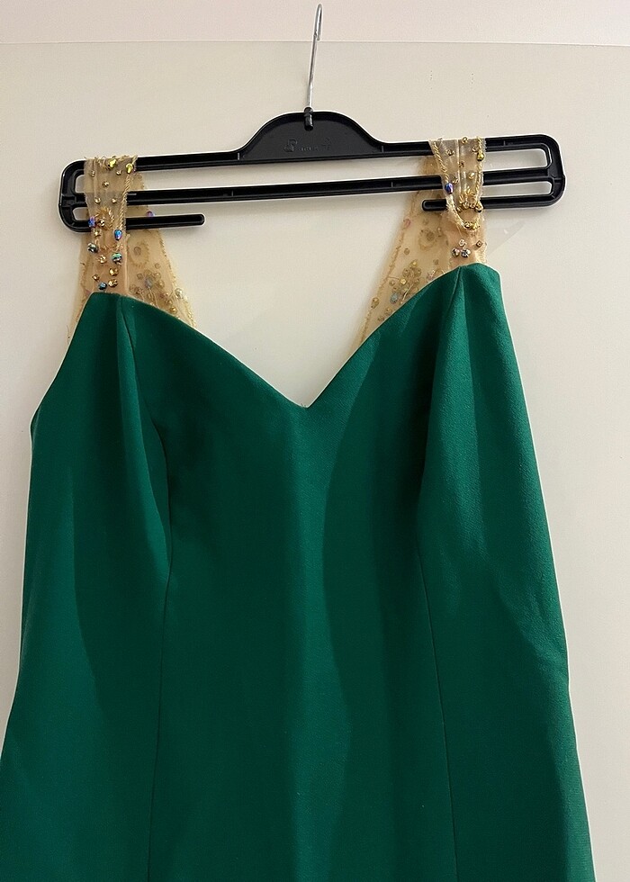 Arkası Kelebek Desenli Zümrüt Yeşili Abiye - Görsel 3