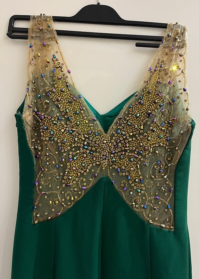 Arkası Kelebek Desenli Zümrüt Yeşili Abiye - Görsel 4