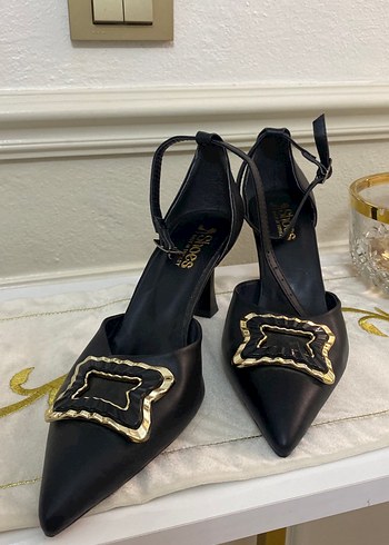 Siyah Deri Tokalı Stiletto Topuklu Kadın Ayakkabı