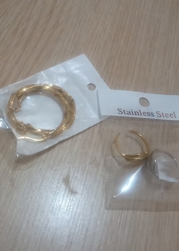 Altın Renkli Mini Elastik Kadın Küpeler ve yüzük
